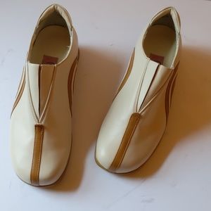 Peerage Wide Width beige/tan pull on shoes-sz 9WW
